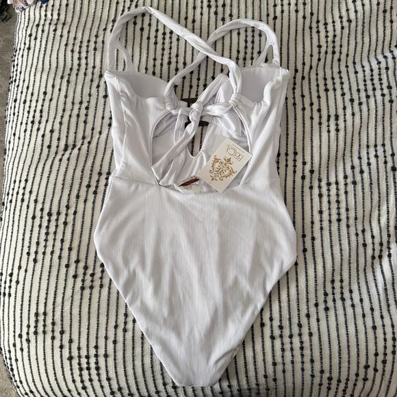 BECCA | White Ribbed Peek-a-boo Tortoise Ring One Piece Swimsuit | Large BNWT - Picture 4 of 7